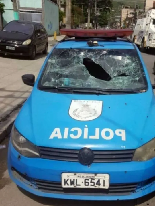 Viatura foi alvejada na Vila Cruzeiro, no Rio