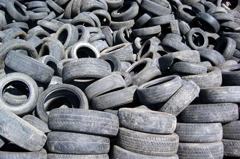  
Pneus têm tempo de degradação indeterminado e polui o ambiente quando descartado irregularmente