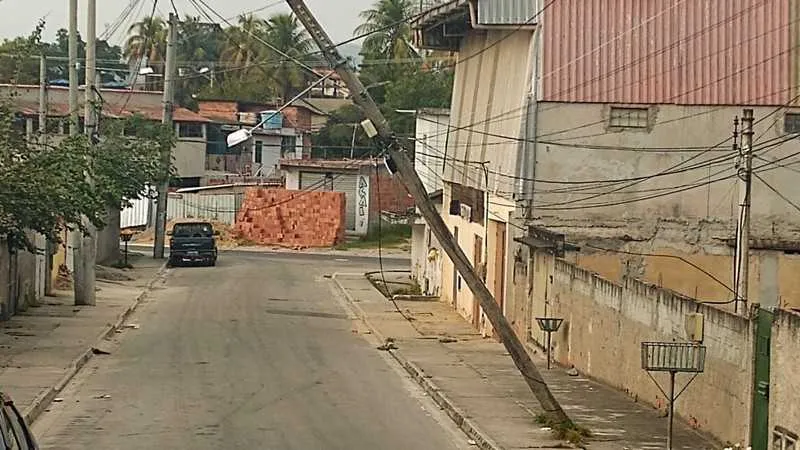 O poste começou a inclinar e oferecer riscos na última sexta-feira
