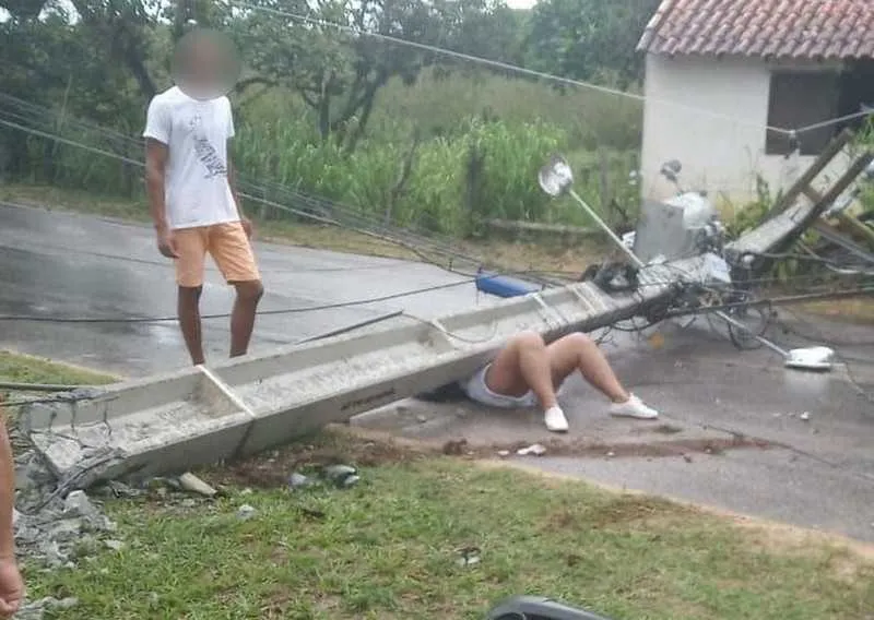 Imagem ilustrativa da imagem Poste cai em cima de mulher após batida de carro