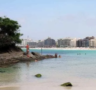 Casal estava caminhando pela orla da Praia do Forte, quando foi abordado por um homem