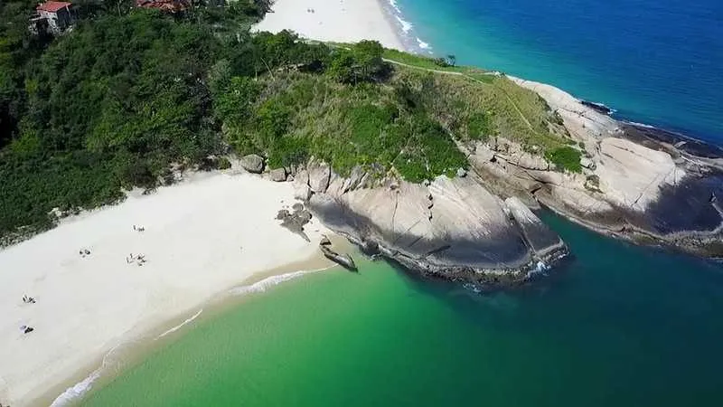 Praia do Sossego, em Niterói, é uma das mais bonitas e visitadas na região