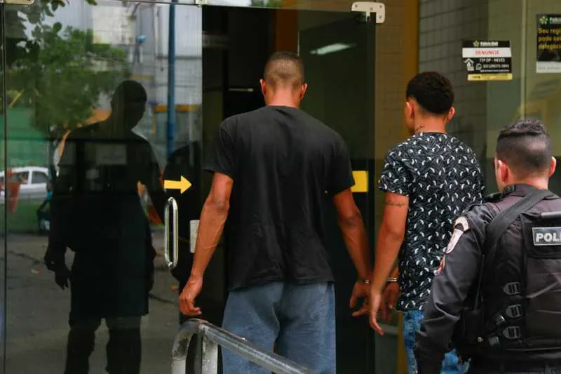 Os dois rapazes foram levados para a 73ª DP (Neves), onde foram reconhecidos pela vítima do roubo