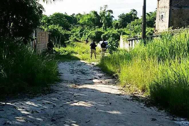 Os veículos roubados foram recuperados e retirados do local.