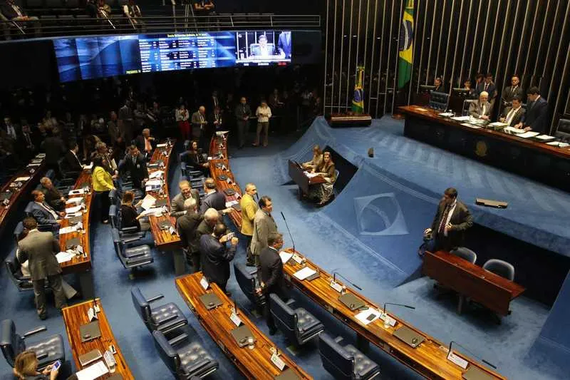 A alteração das regras para o acesso às armas por meio de decreto é inconstitucional, segundo os senadores