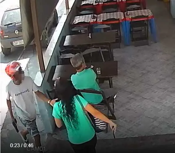 Segundo a polícia, suspeito está foragido da justiça