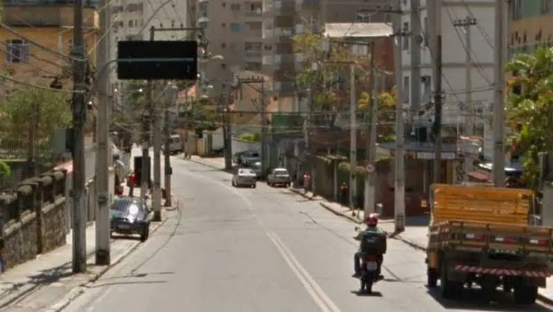 Homens foram flagrados roubando cabos