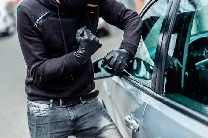 >> Segundo o Instituto de Segurança Pública, o roubo de veículos subiu 16% no ano passado