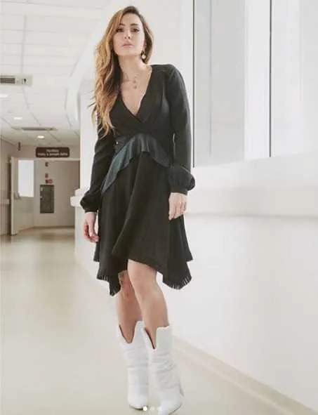 Além de revelar que o bebê que espera é uma menina, Sabrina Sato falou sobre o problema que enfrenta chamado “descolamento ovular” e confirma que teve que escolher entre ser mãe e continuar trabalhando. Hospitalizada, a apresentadora deu entrevista para Rodrigo Faro e se emocionou toda vez que falou sobre sua atual situação.