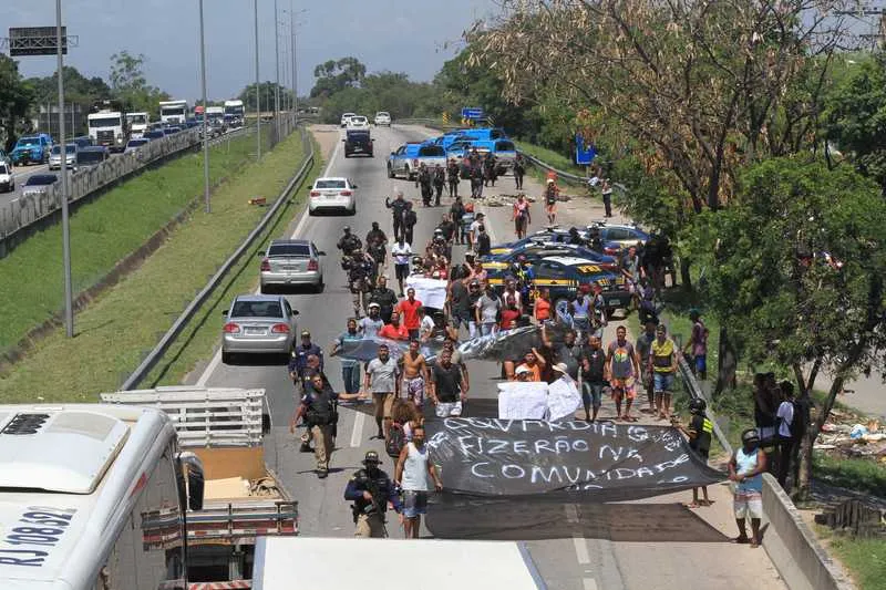 Dias depois do caso, moradores da comunidade fizeram manifestação na BR-101