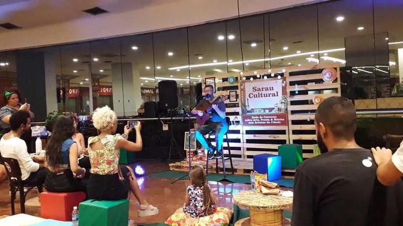 O palco também ficará aberto para quem quiser deixar registrado qualquer demonstração artística.