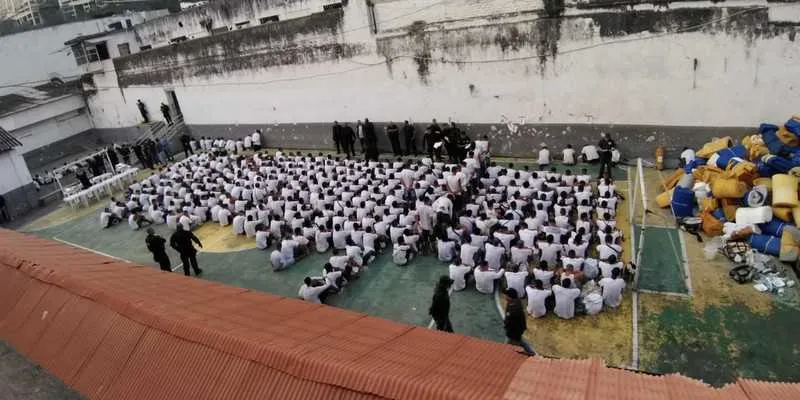 Trinta e nove celulares foram apreendidos na ação