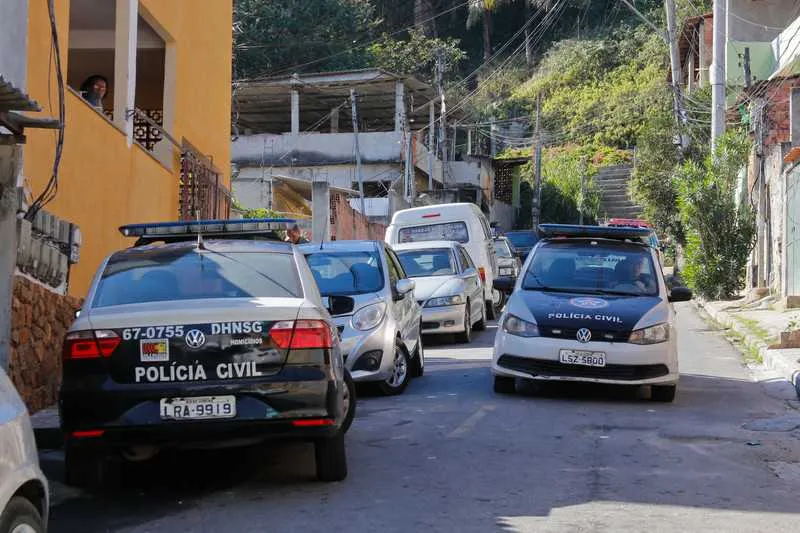 Homens teriam sido mortos após invasão de traficantes da Favela Nova Brasília, na região