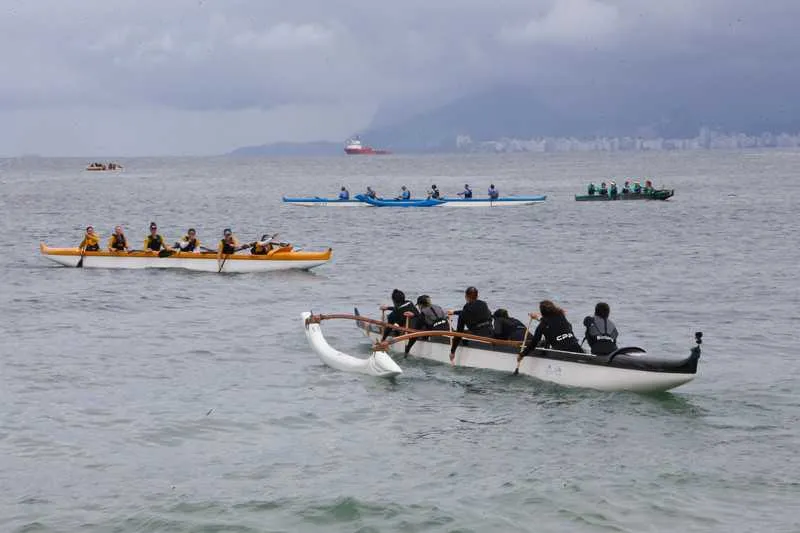 >> O evento, que aconteceu no último sábado (18) e teve 516 inscritos, reuniu a elite da prática da canoa havaiana OC6 do país, dividida em 10 categorias e percursos de até 24 quilômetros de prova