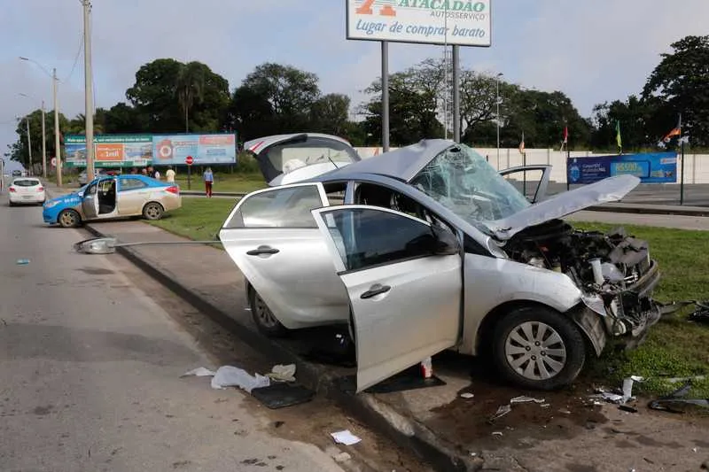 Motorista do veículo só parou após bater em mureta, em ônibus, capotar e derrubar um poste