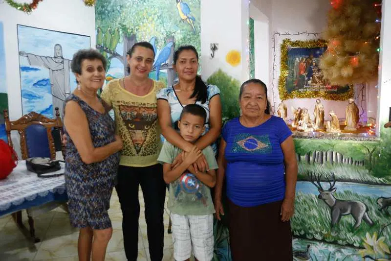 Dona Lina e a filha Marcia Gomes receberam outra família venezuelana: Surgeis, Adrian e Geronima