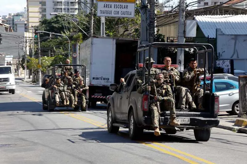 A operação realizada pelos policiais foi deflagada no final da madrugada e durou até a tarde de ontem. Para a realização do trabalho, os PMs circularam em comboios 