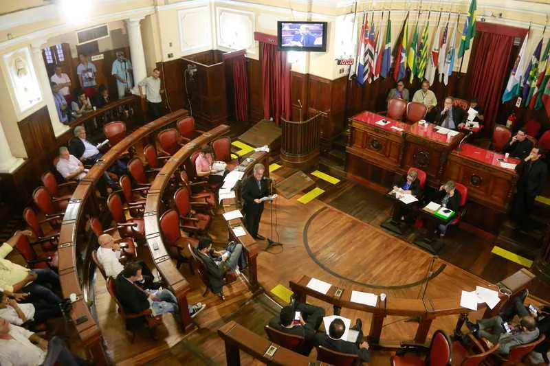 Câmara deve decidir, hoje, se aceita ou não abertura de processo de impeachment contra Rodrigo Neves