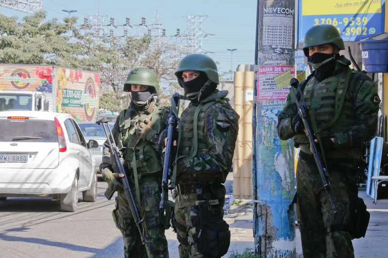 Os homens do exército revistaram veículos e pedestre  