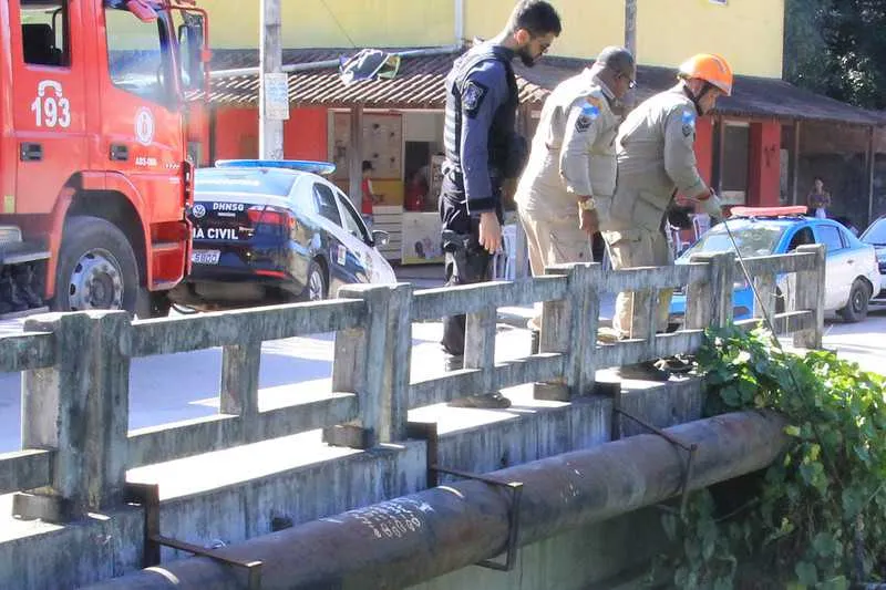 Bombeiros foram acionados para alçar o cadáver até a margem do rio
