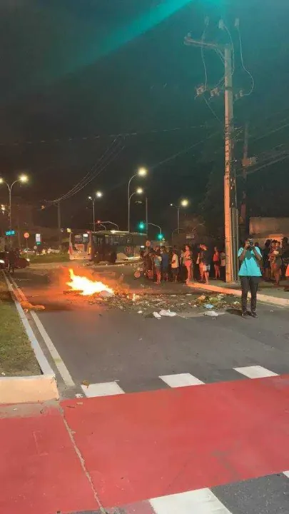Moradores atearam fogo e interditaram túnel