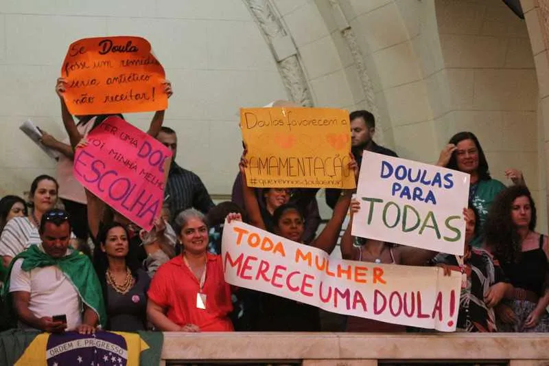 Medida permite acompanhante de gestante auxiliar em partos