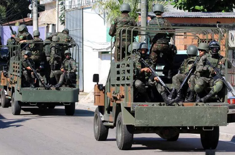 Ontem, as tropas do Exército circularam pelas duas regiões