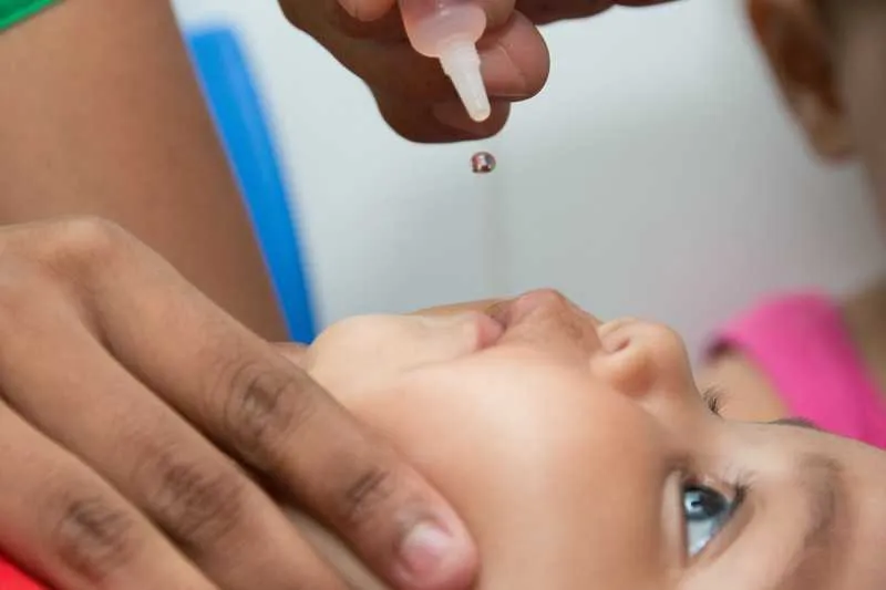 >> Para a proteção contra a poliomielite, as crianças terão dois diferentes tipos de vacinação