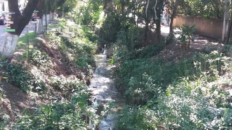  O canal possui 2,5 km de extensão e está assoreado