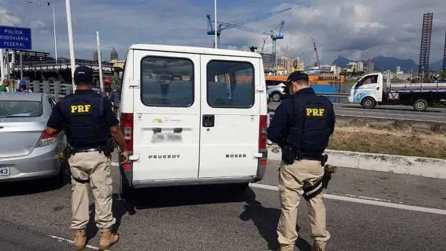 Os policiais realizavam uma blitz na altura do pedágio e perceberam a atitude estranha do motorista da van
