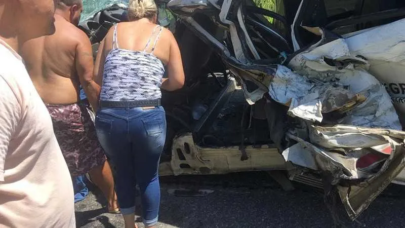 O caminhão entrou na contramão da direção e atingiu a van 