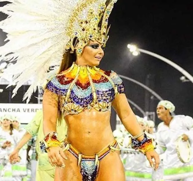 Capa da revista “Quem” desta semana, a atriz e dançarina Viviane Araújo falou sobre a paixão por ser madrinha de bateria, sobre a fase ruim que passou durante seu relacionamento com Belo e garantiu que não se importa com estética quando escolhe com quem se relacionar. “Gosto de homem. Não importa se tem tanquinho ou pancinha. Não tem que ser preto, branco, magro ou alto… Tem que me olhar de um jeito, o olhar tem que bater”, comentou.