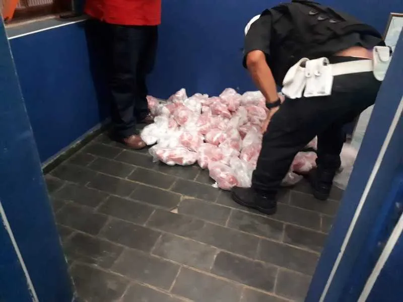 As drogas foram encontradas dentro do porta-malas do veículo do suspeito