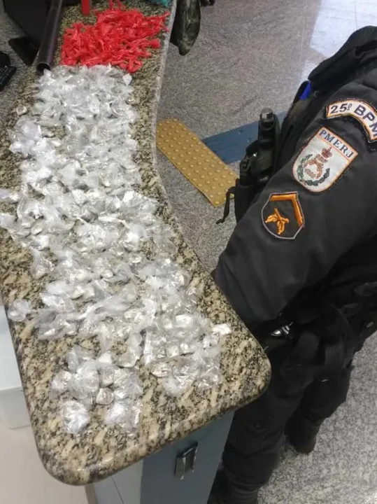 A polícia encontrou no local, 160 sacolés de maconha, 78 pinos de cocaína, uma arma e duas munições. 
