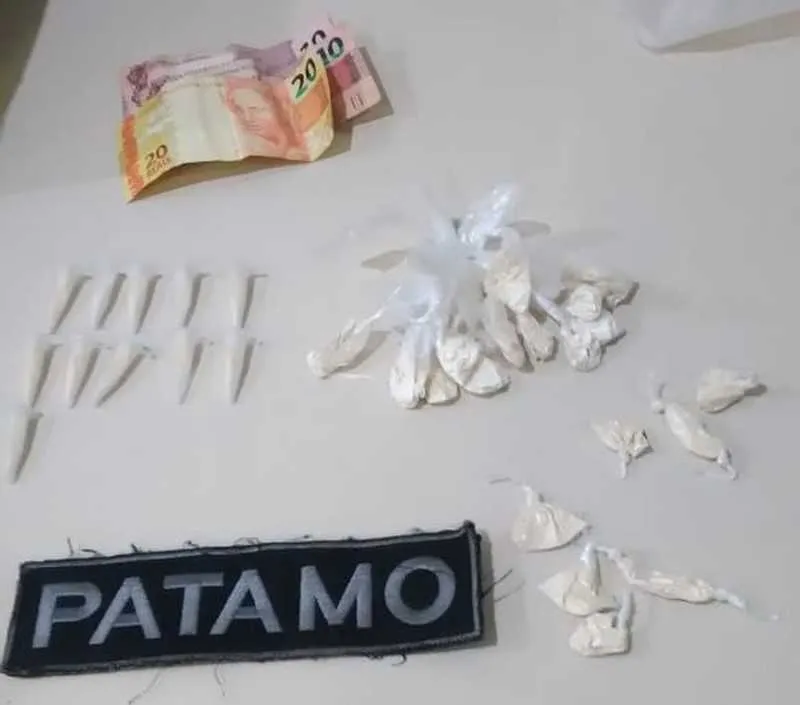Durante a ação, os militares apreenderam 19 sacolés e 11 pinos de cocaína