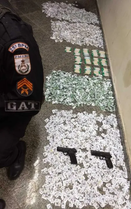 Com os suspeitos, foram apreendidas 1.081 cápsulas de cocaína, 1.556 pedras de crack, 22 munições e duas pistolas.