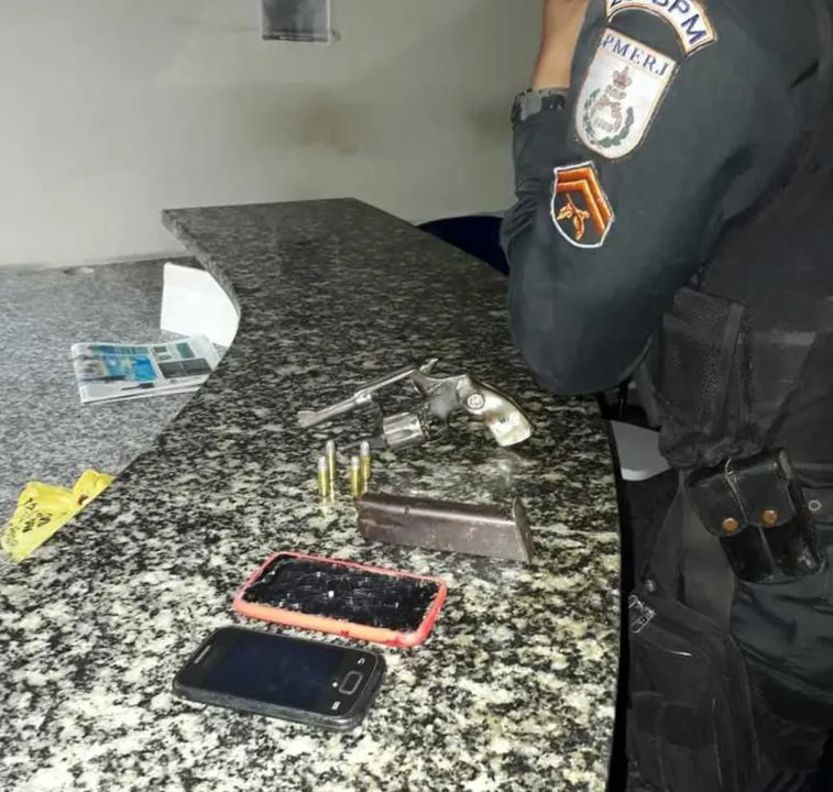 No local, foram apreendidos um revólver e munições