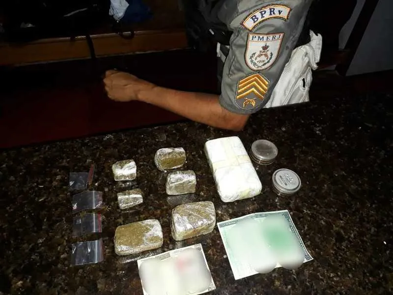 O homem e o material apreendidos foram encaminhados para a 124ª DP (Saquarema)