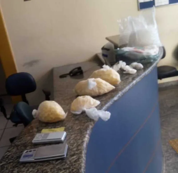 Ao todo, foram apreendidos 398 pinos de cocaína, um quilo de pasta base de cocaína, 5 mil pinos vazios e balanças de precisão

