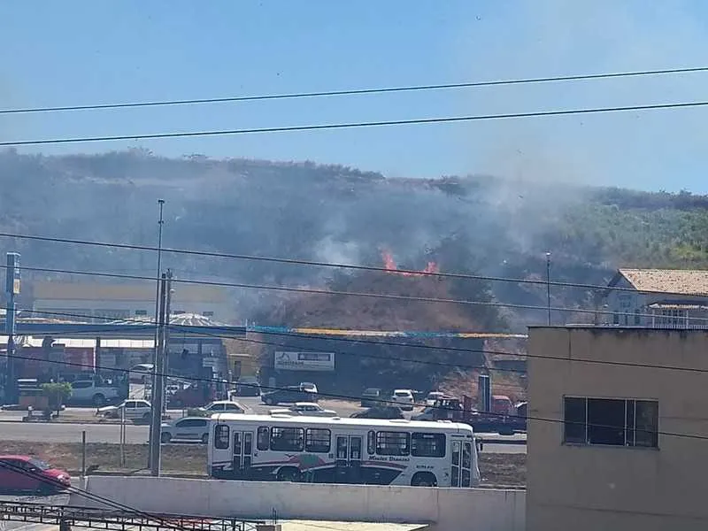 Chamas retornaram na manhã desta quinta-feira (10)