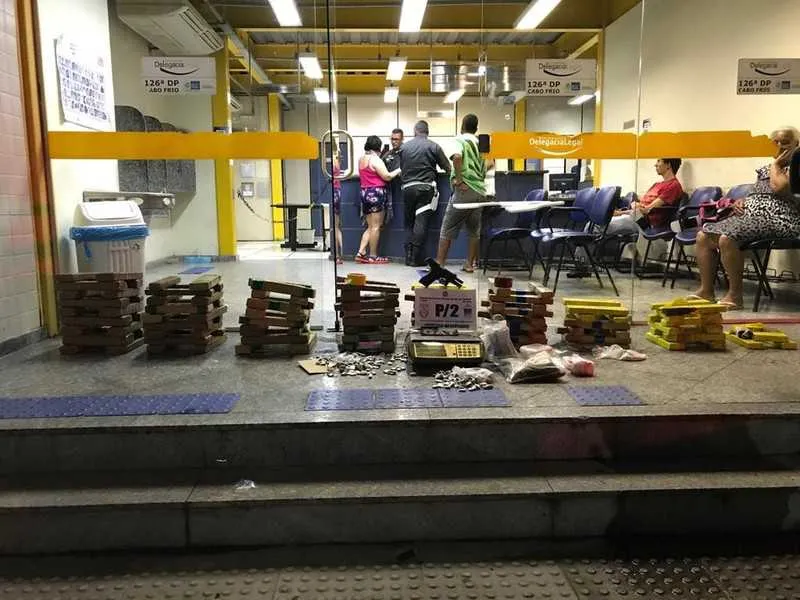 O material foi levado para a 126ª DP (Cabo Frio), onde o caso foi registrado