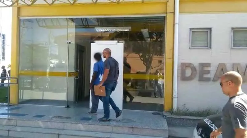 Ele será julgado pelo crime de estupro de vulnerável com violência doméstica.