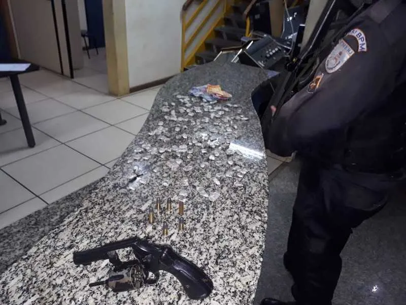 O material apreendido foi encaminhado para a 125ª DP (São Pedro da Aldeia), onde o caso foi registrado.