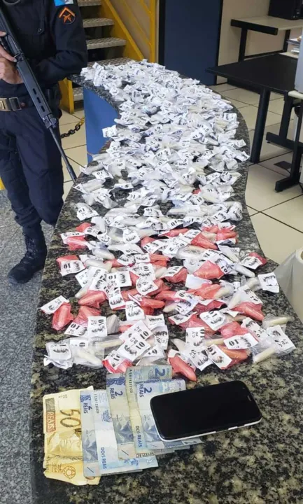Suspeita ficou presa por tráfico de drogas e associação ao tráfico.