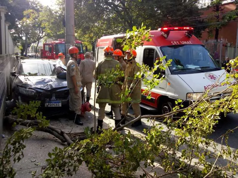 De acordo com testemunhas, os bandidos dispararam cerca de 15 tiros contra o veículo. 