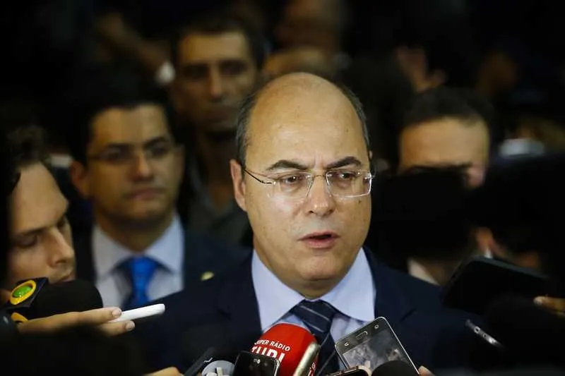 Cerimônia será rápida para que Witzel possa embarcar em seguida para Brasília
