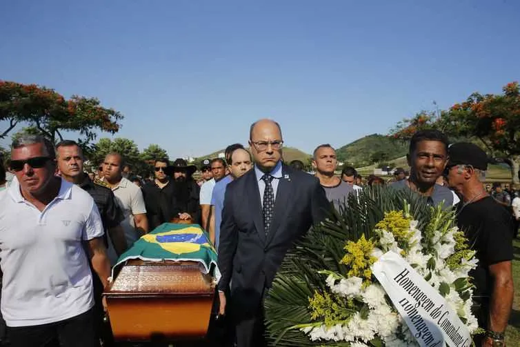 Governador acompanhou enterro de PM morto em assalto no sábado