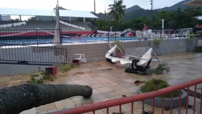 A chuva causou estragos, envergou a cobertura da piscina e derrubou árvores e postes