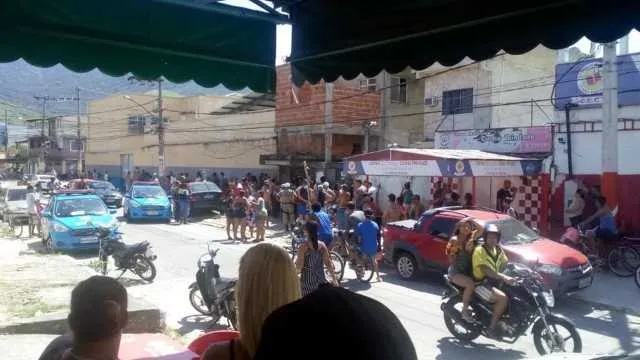 Ele foi contido por moradores quando pulou o muro
