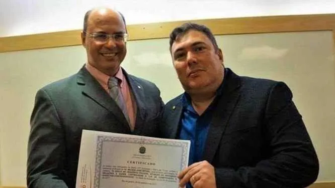 Luiz Azenha, condenado a três anos por participar da fuga de Nem, posa com ex-juiz Wilson Witzel 